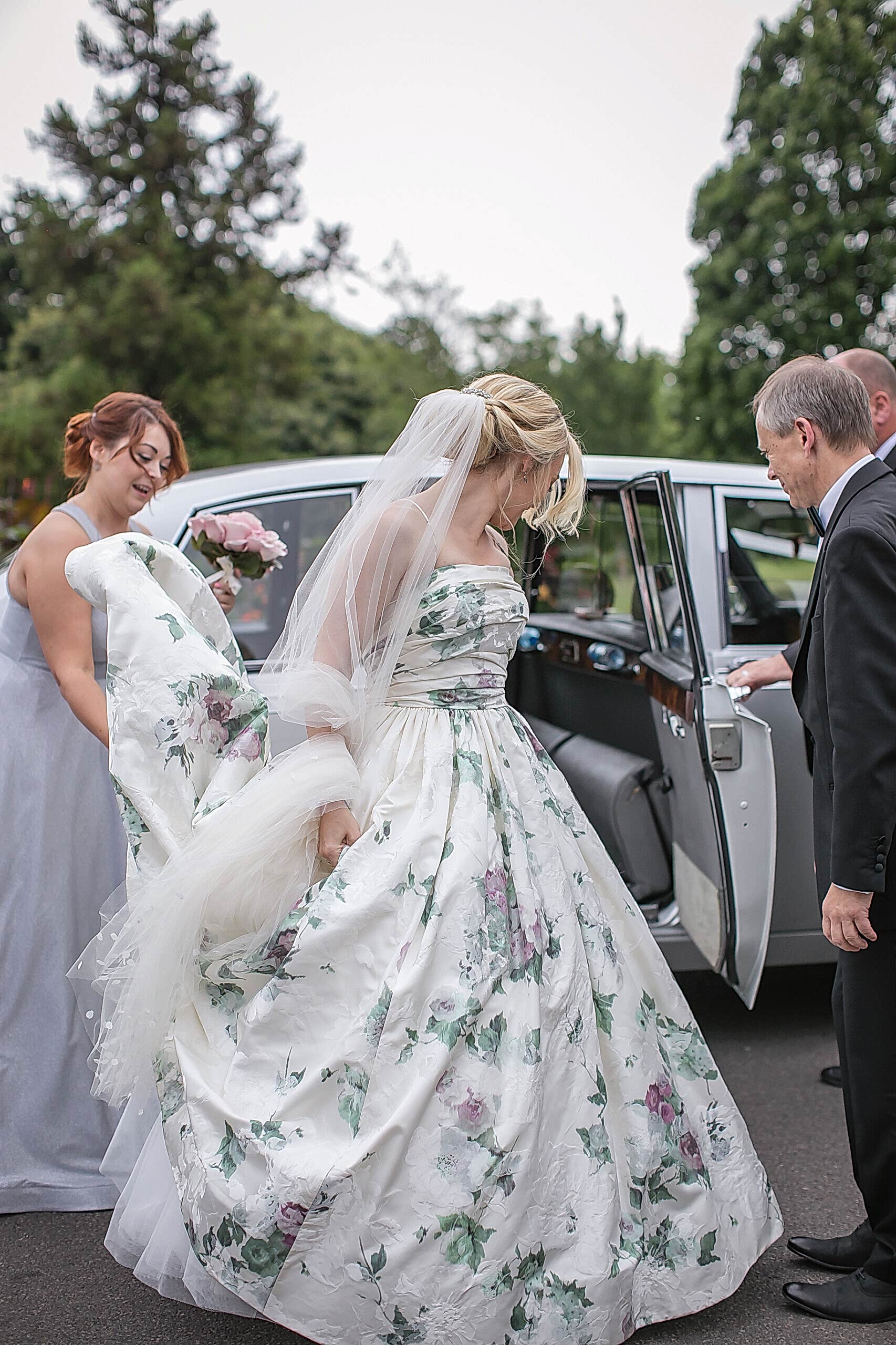 A_Quintessential_English_Country_Garden_Wedding_Phillipa_Lepley_Couture_Wedding_Dress